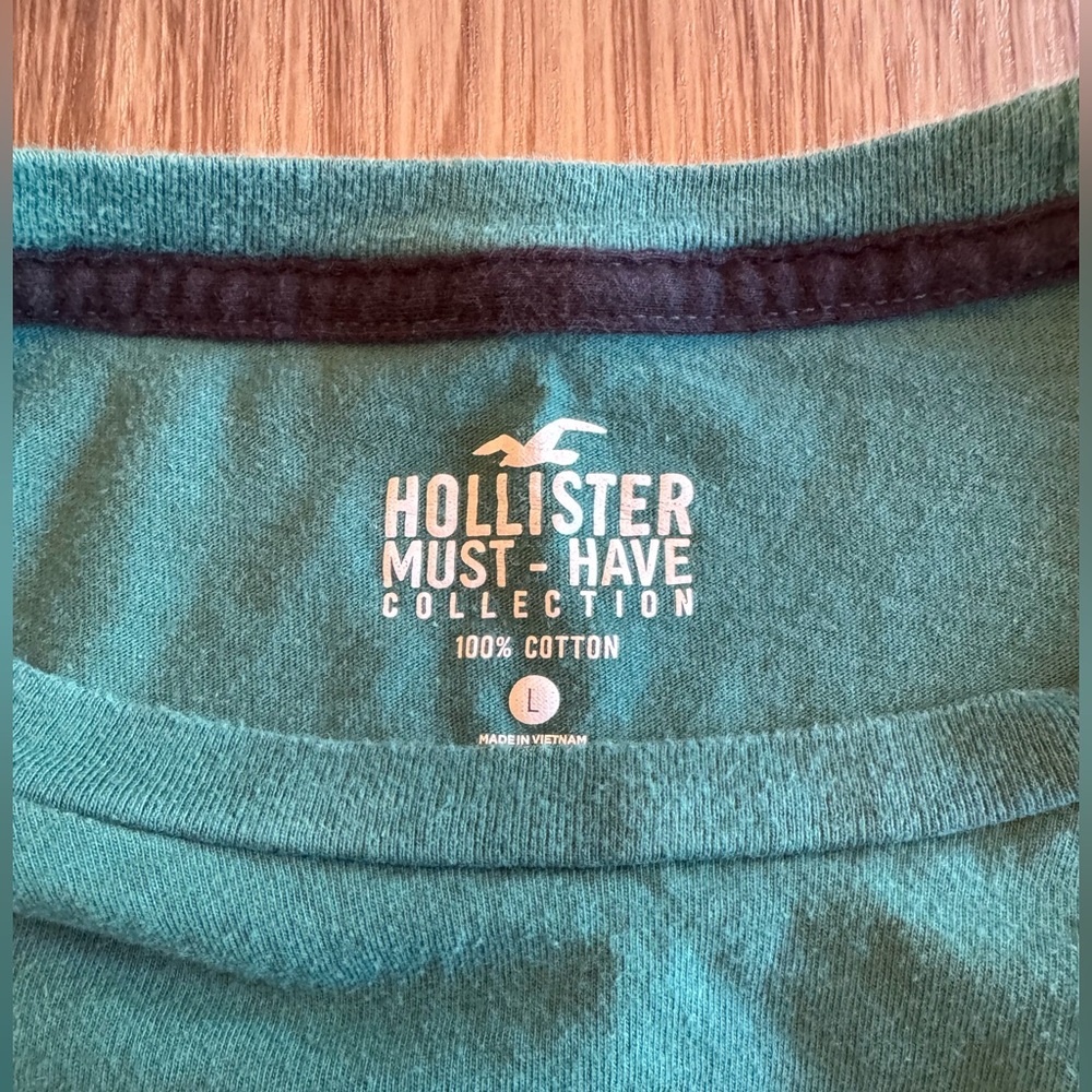 Hollister Men's Green T-Shirt - Picture 3 of 7